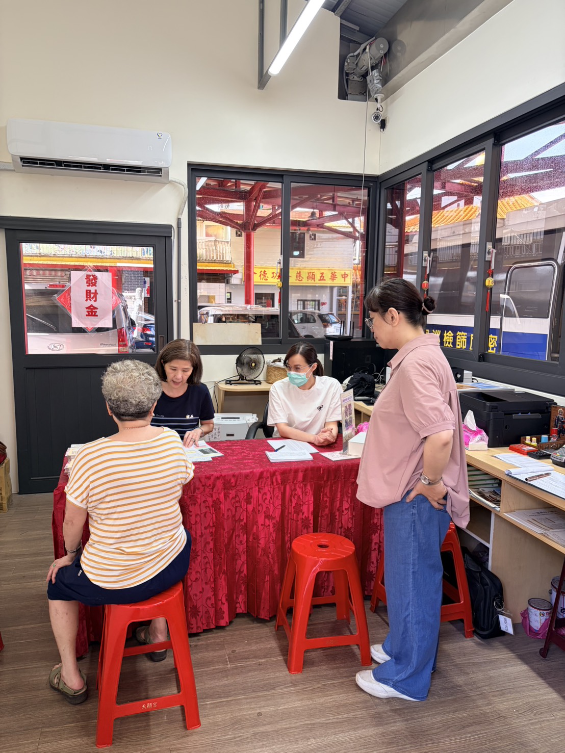 骨質密度篩檢巡迴車免費為長者篩檢並進行衛教，一早就吸引中正區天顯宮附近的社區長者前來篩檢。