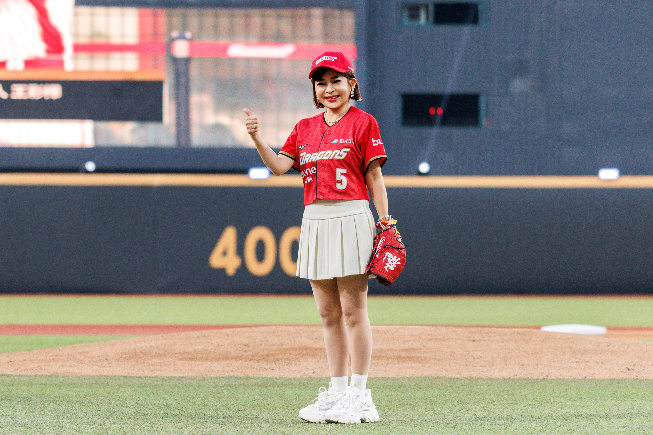 王彩樺擔任味全龍開球嘉賓 尬舞小龍女「逆天女團鉛筆腿」搶鏡 王彩樺擔任味全龍開球嘉賓 尬舞小龍女「逆天女團鉛筆腿」搶鏡