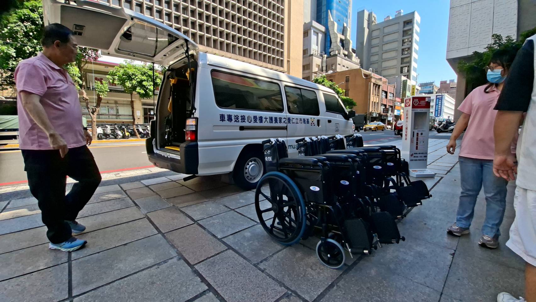日前這幾位善心人士才捐車輛給基隆市立仁愛之家養護大樓,這是第二次用行動關懷長者。