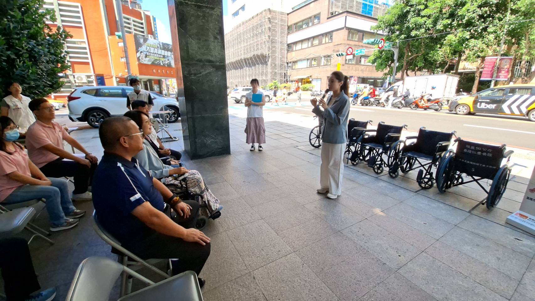 基隆市議員許睿慈特別感謝這幾位善心人士,從第一次的媒合捐車,到這次的AED及輪椅,用實際行動回饋社會。