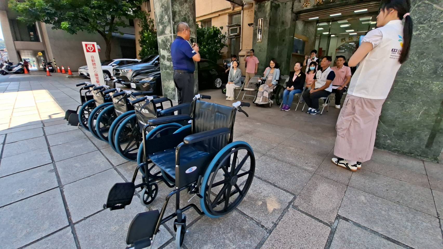 基隆在地善心人士蔡鴻濱、鄭進益及吳鴻傑三人捐贈輪椅與AED給基隆市政府,由捐贈代表鄭進益代表致詞。