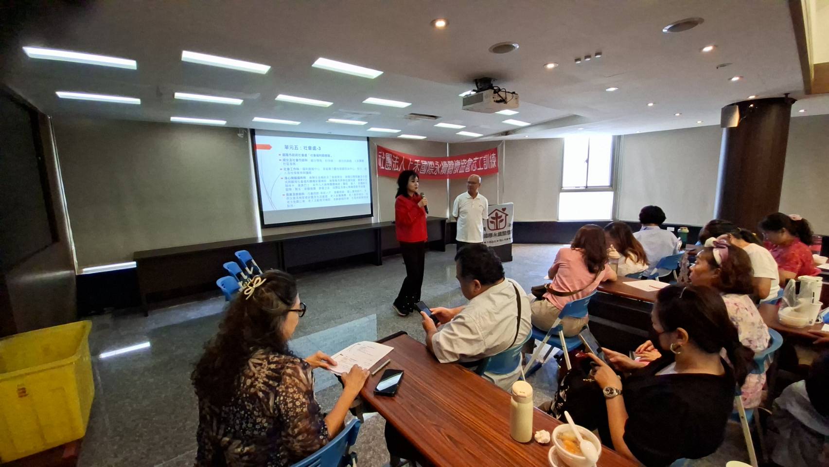「做志工有一顆熱心還不夠,懂得如何正確幫助別人,同樣重要。」為提升志工專業知能與服務品質,社團法人上禾國際永續關懷協會於15日舉辦「115年志工在職專業訓練課程」,理事長白右筠介紹講師。