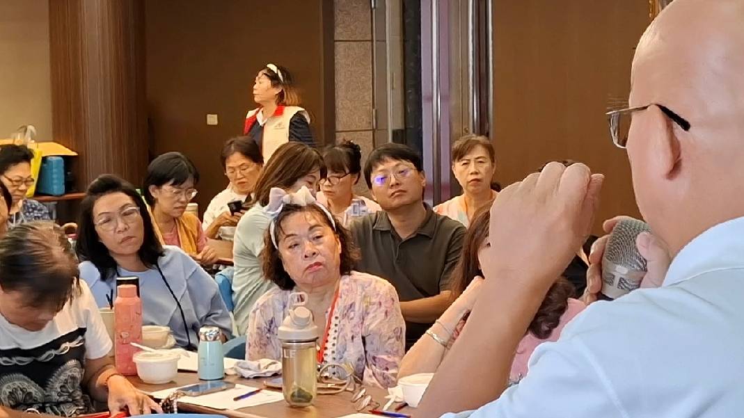 上禾志工幾乎全員到場認真聆聽上課,不少志工紛紛拿出筆記紀錄重點。