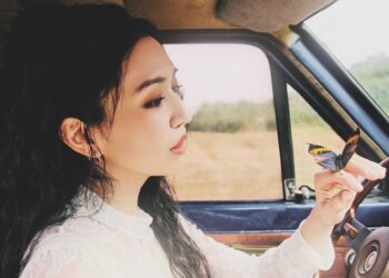 小提琴手 JOYY 楊光愛正式站 C位 夢想打造自己的音樂宇宙 小提琴手 JOYY 楊光愛正式站 C位 夢想打造自己的音樂宇宙